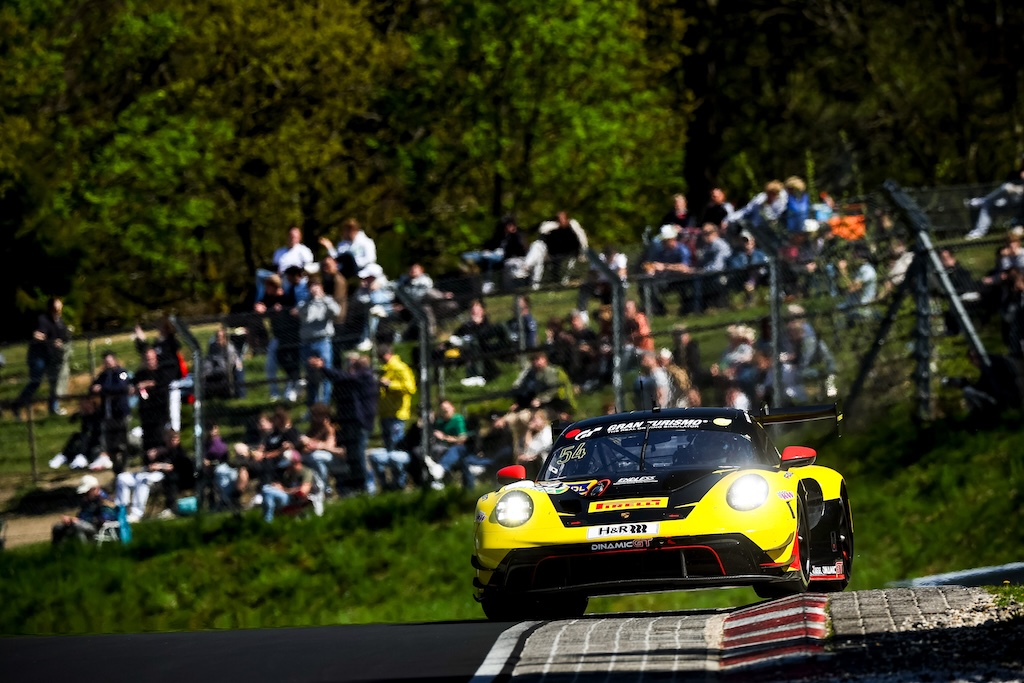 Bastian Buus i kamp mod Max Verstappen på Nürburgring. 
(Foto: Dinamic GT)
